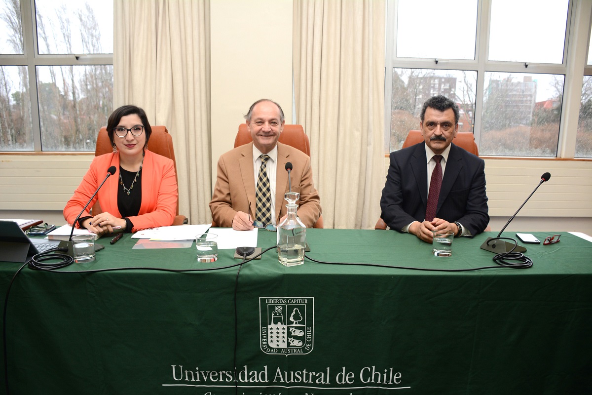 Secretaria General Prof. María Asunción de la Barra; Presidente del Directorio Sr. Carlos Montt; y Rector Dr. Óscar Galindo.