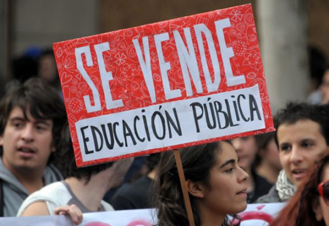 Crónica del modelo educativo neoliberal: Chile, “ni víctima ni laboratorio”  - Noticias UACh