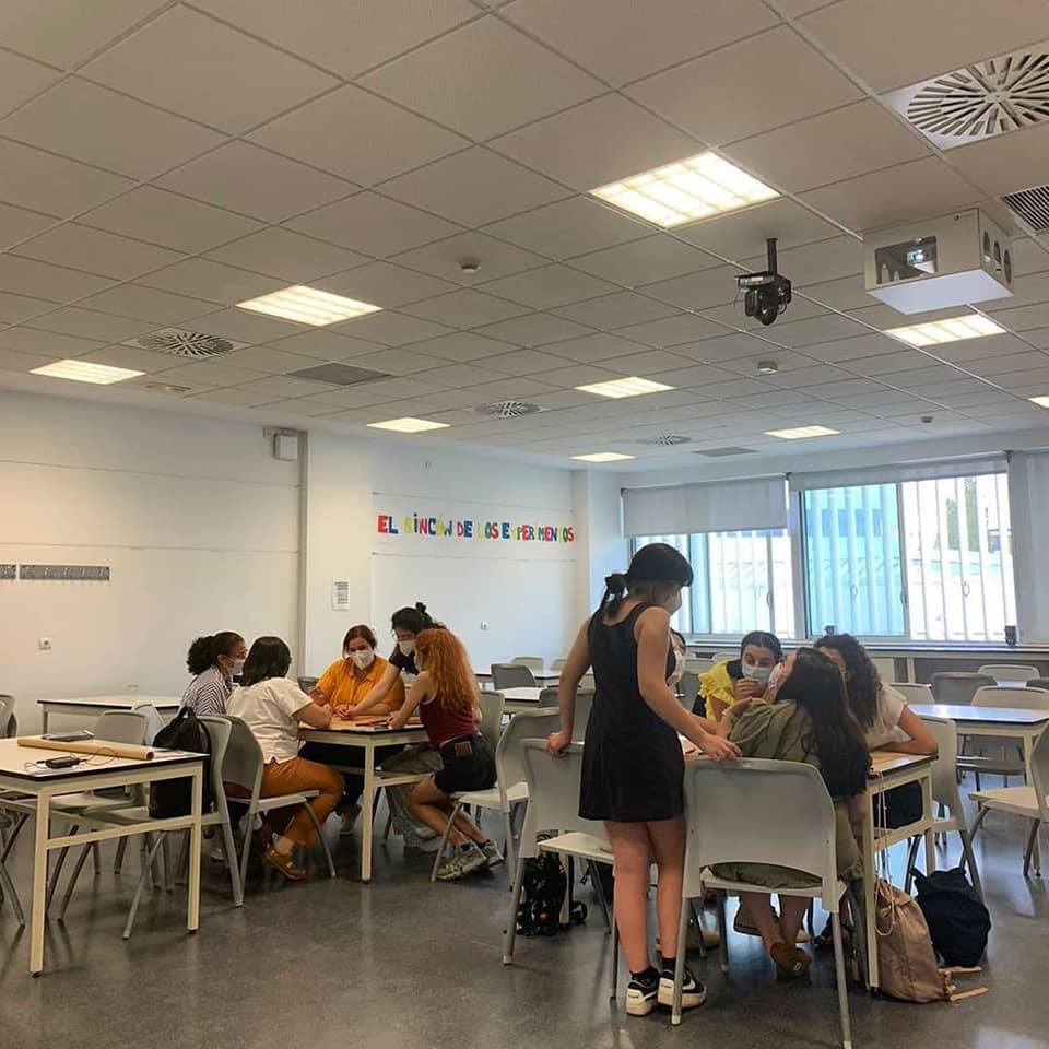 Estudiantes de Pedagogía en Educación Básica presentando proyecto de literatura con perspectiva de género en Sevilla, 2021